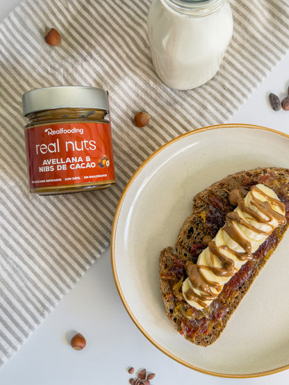Crema de avellanas con dátiles y nibs de cacao